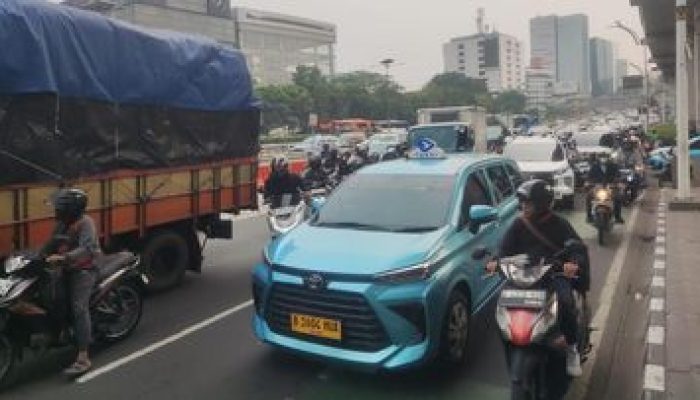 Satu Unit Truk Mengalami Gangguan Mesin atau Mogok di Jl MT Haryono
