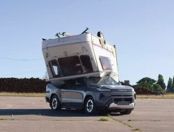 Ulangi Adegan Ikonik, Toyota Hilux Listrik Ini 'Aman' Ditiban Karavan